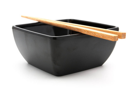 空的黑色碗和筷子孤立