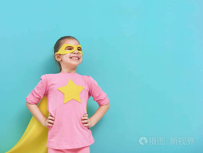 儿童扮演超级英雄