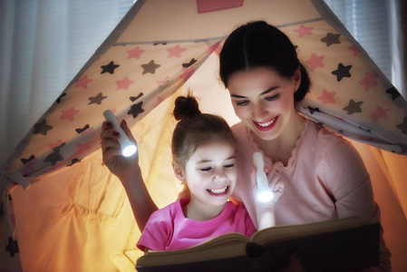 妈妈和孩子读书照片