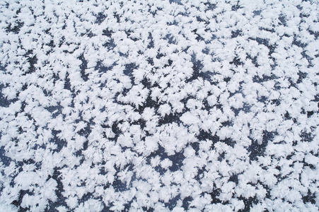 蓝色的冰上的白色雪花