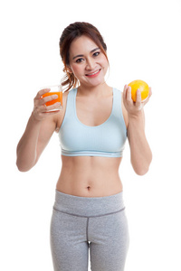美丽亚洲健康女孩，橙汁和橙色水果