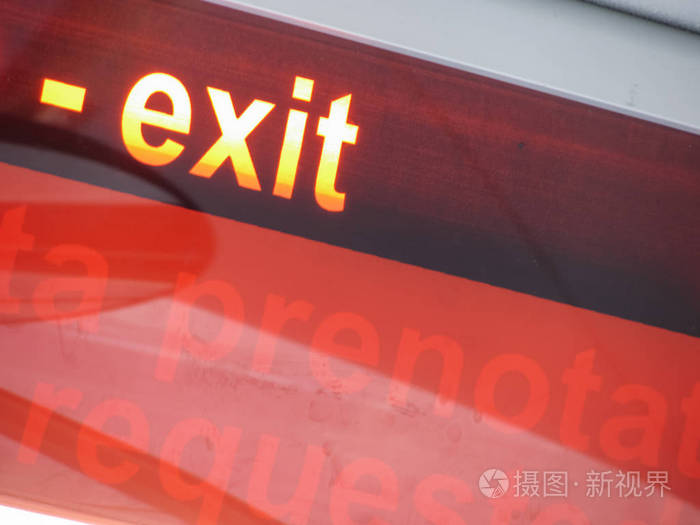 退出一辆公交车内的灯指示器照片 正版商用图片0wv3b5 摄图新视界