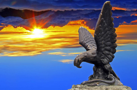 鹰的雕像，日落