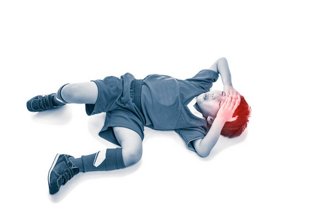 顶视图的青年亚洲足球球员与痛苦在额头