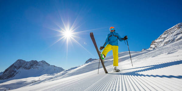 在晴朗的一天的滑雪道上滑雪。滑雪的概念