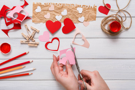 情人节一天手工制作剪贴簿背景，剪切和粘贴的心卡