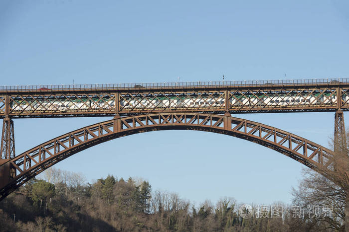 在意大利帕德诺火车经过阿达河上的铁桥