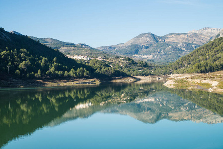 Guadalest 水库湖