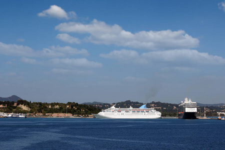 科孚岛镇港口与两个巡洋舰船
