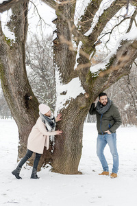 恩爱夫妻享受在公园里雪