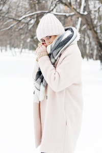 年轻女子在一家公园里的雪