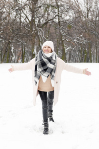 年轻女子在一家公园里的雪
