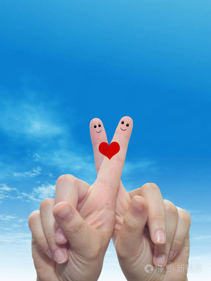 两个手指与红色的心