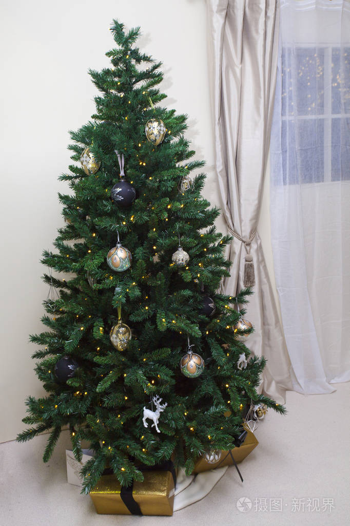 美丽的装饰圣诞树