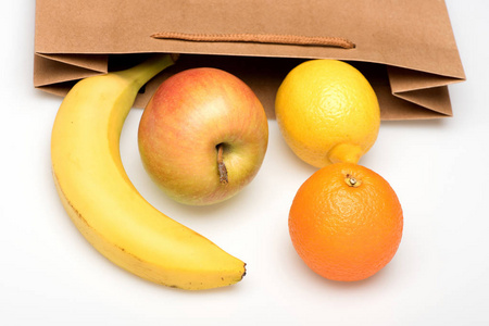 香蕉 柠檬 苹果 柑桔果实在纸包装