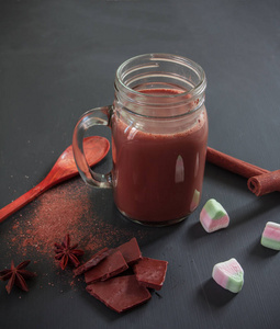 热巧克力和果汁软糖在黑色背景上