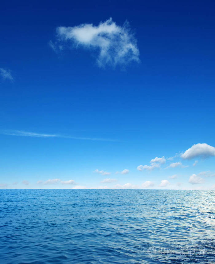 蓝色的大海水表面