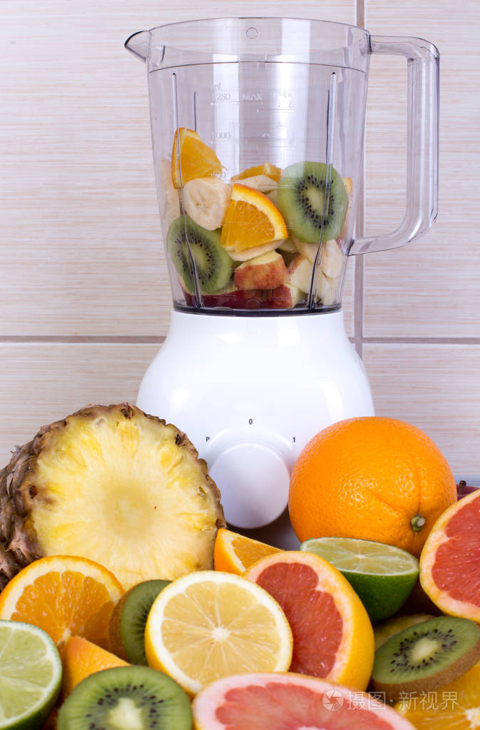 在搅拌机中的水果