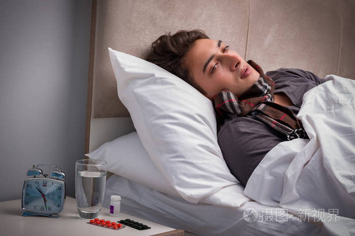 生病的人躺在床上休息