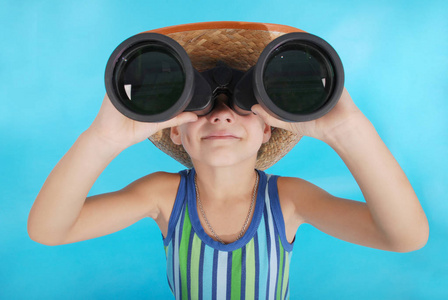 透过望远镜有求知欲的孩子图片