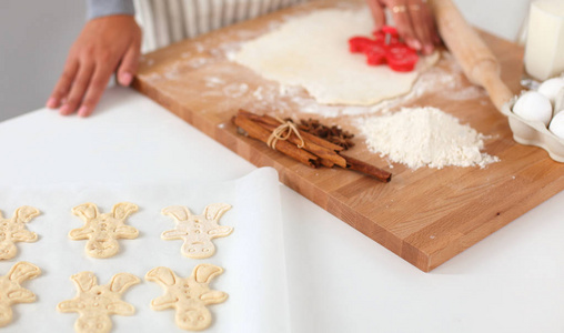 女人做圣诞饼干图片
