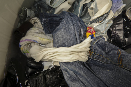 洗衣机里水湿的衣服在洗衣机里照片