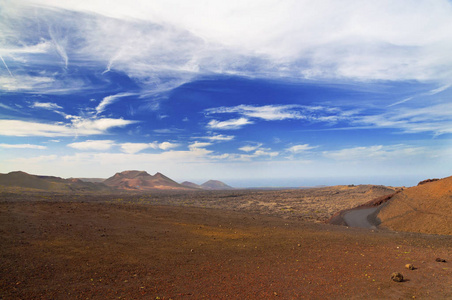 Montaineous 沙漠景观和 cloudscape兰萨罗特岛