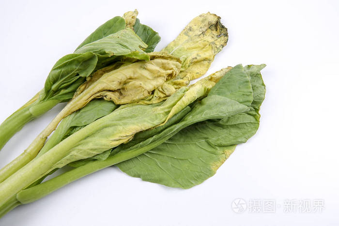 孤立在白色背景上的烂蔬菜