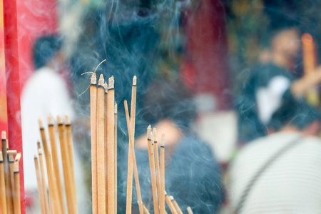 香香香味烟慢慢燃烧。在中国佛教寺院在中国新的一年，卢娜新年祈祷的人
