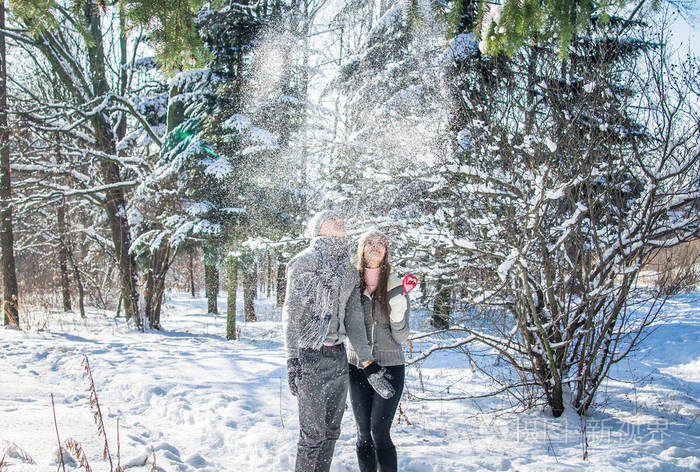 爱上了棒棒糖抛雪对年轻夫妇的肖像