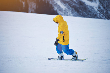 在高山滑雪场滑雪图片