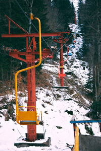 老老式滑雪缆车与多彩的椅子