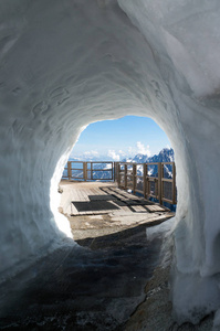 到山峰雪洞通过视图