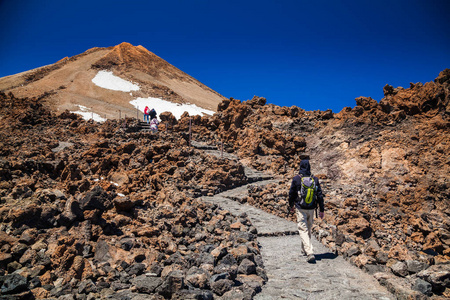 男人去泰德火山的顶端