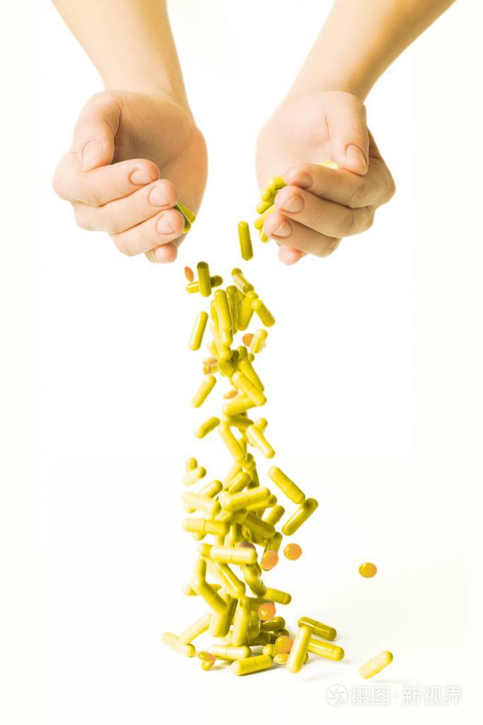 男人的手按住滴少量的药