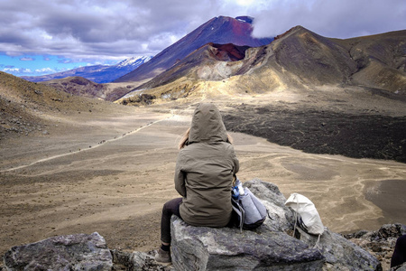 女人的徒步旅行者欣赏景观观的新西兰汤加里罗