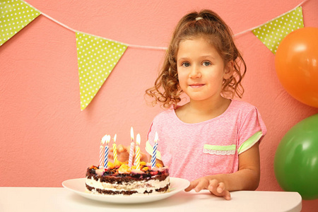 带生日蛋糕的有趣的小女孩