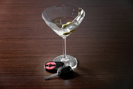 Glass 的含酒精的饮料和车钥匙