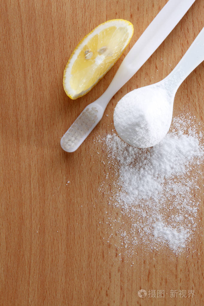 小苏打在桌子上