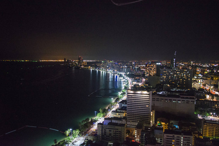 夜的芭堤雅城市从鸟类飞行的高度