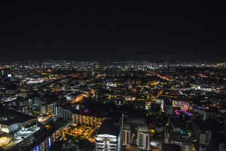 夜的芭堤雅城市从鸟类飞行的高度