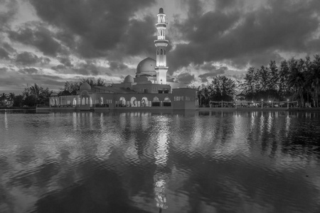 马来西亚腾库腾加扎哈拉清真寺浮动清真寺的反思