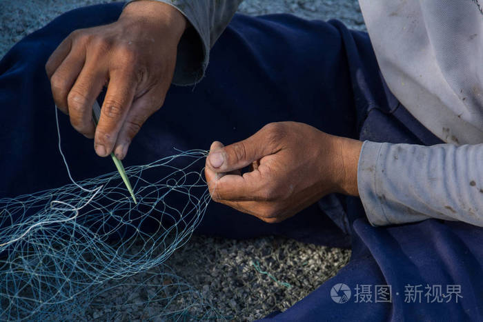 男子制作渔网