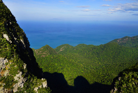 从缆车角度看蓝天大海和高山的全景