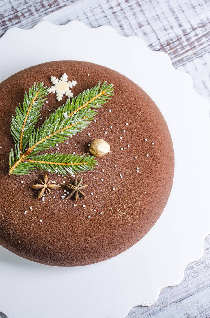 巧克力丝绒与一些装饰圣诞慕斯蛋糕