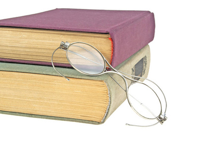 旧书和旧眼镜白色背景上孤立