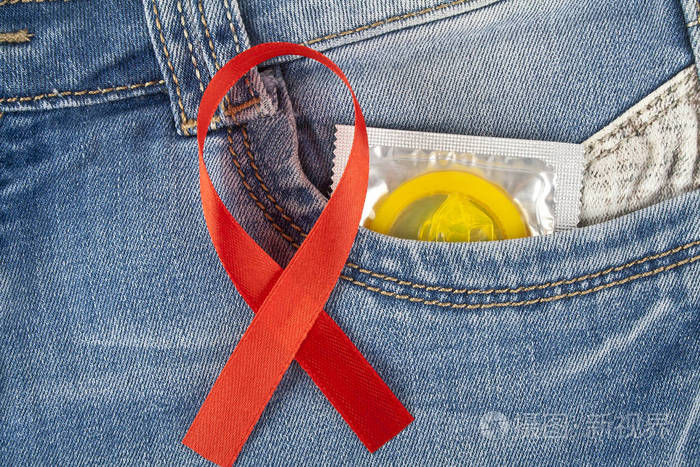 在蓝色牛仔裤口袋和艾滋病认识红丝带黄色避孕套