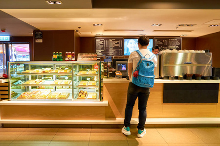 男人在麦当劳点餐照片