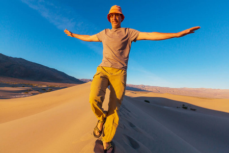 哈沃克徒步旅行者在沙漠中照片