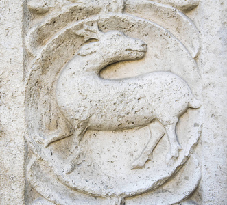 阿西西，翁布里亚，意大利石头雕刻装饰品在圣  弗朗西斯的阿西西圣弗朗西斯科教堂